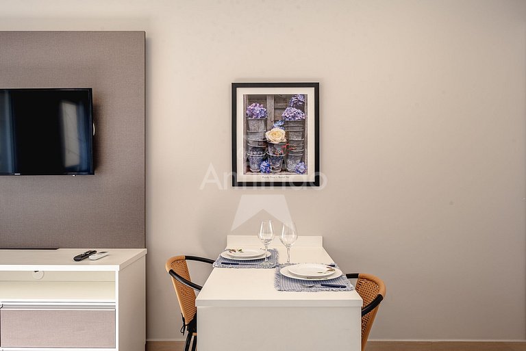 Studio com varanda + vaga de garagem + ar cond.