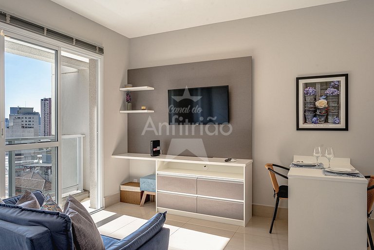 Studio com varanda + vaga de garagem + ar cond.