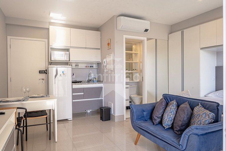 Studio com varanda + vaga de garagem + ar cond.