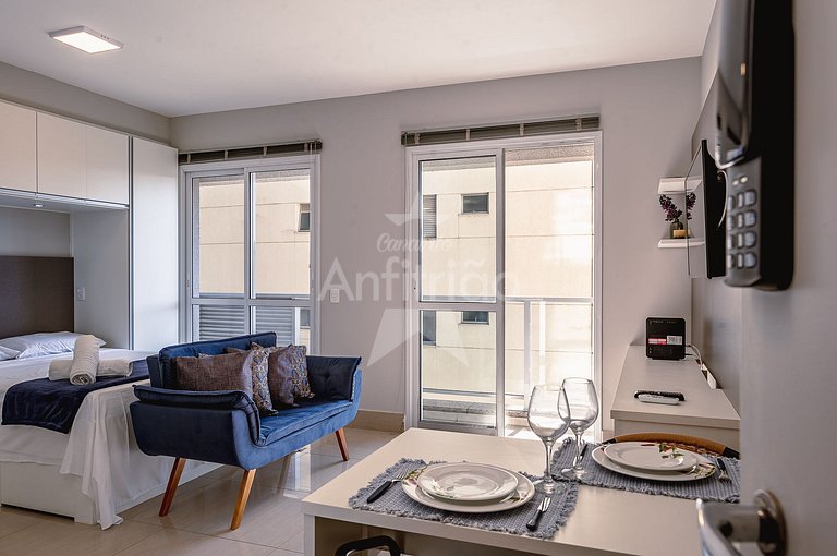 Studio com varanda + vaga de garagem + ar cond.