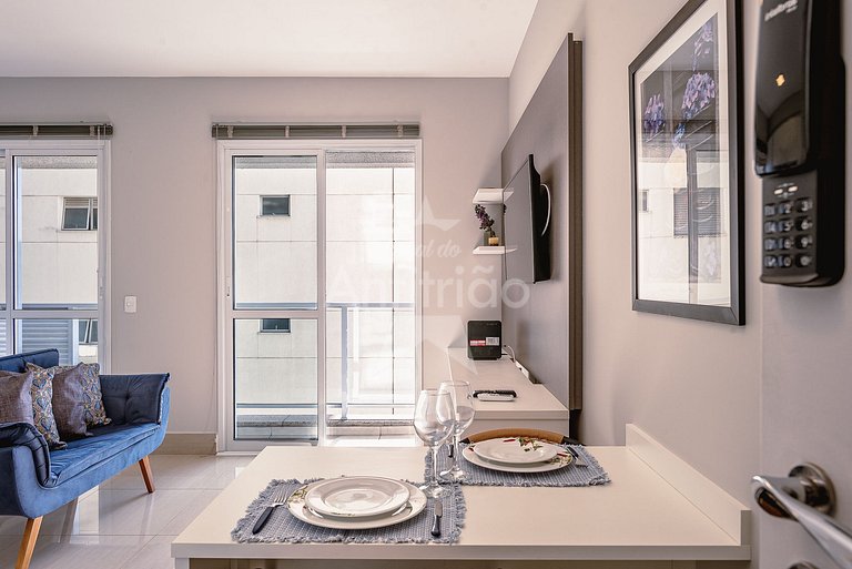 Studio com varanda + vaga de garagem + ar cond.