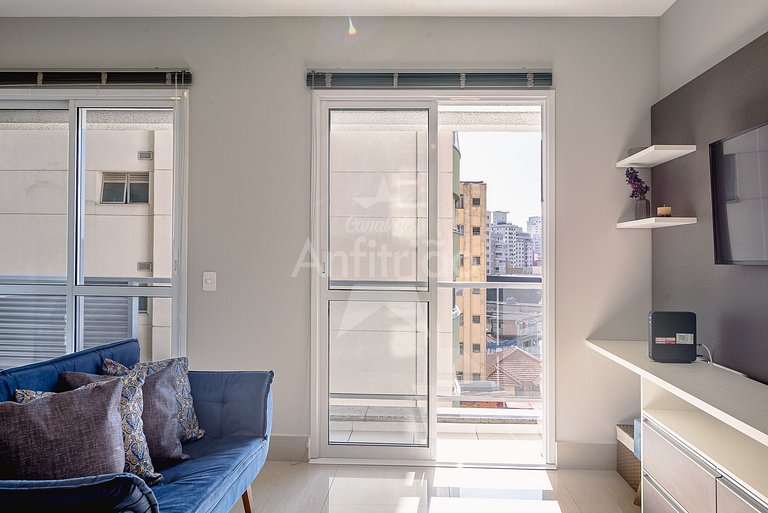 Studio com varanda + vaga de garagem + ar cond.