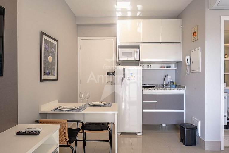 Studio com varanda + vaga de garagem + ar cond.