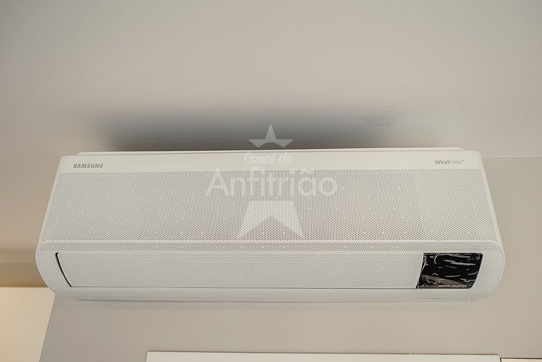 Studio bonitinho com garagem e ar condicionado