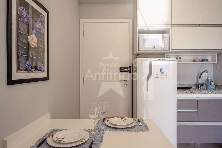 Studio com varanda + vaga de garagem + ar cond.
