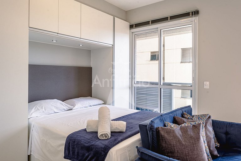 Studio com varanda + vaga de garagem + ar cond.