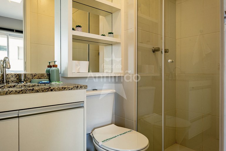 Studio com varanda + vaga de garagem + ar cond.