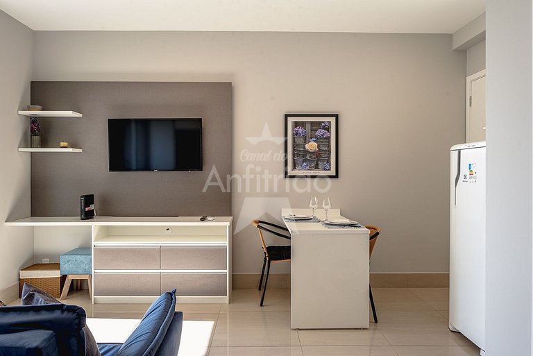 Studio bonitinho com garagem e ar condicionado