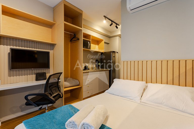 Studio na boca do metrô República com A/C