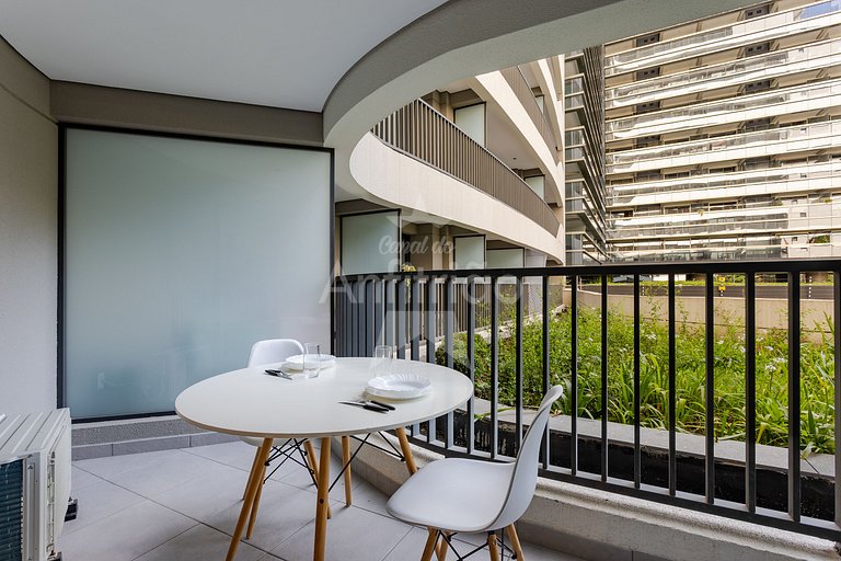 Studio na boca do metrô República com A/C