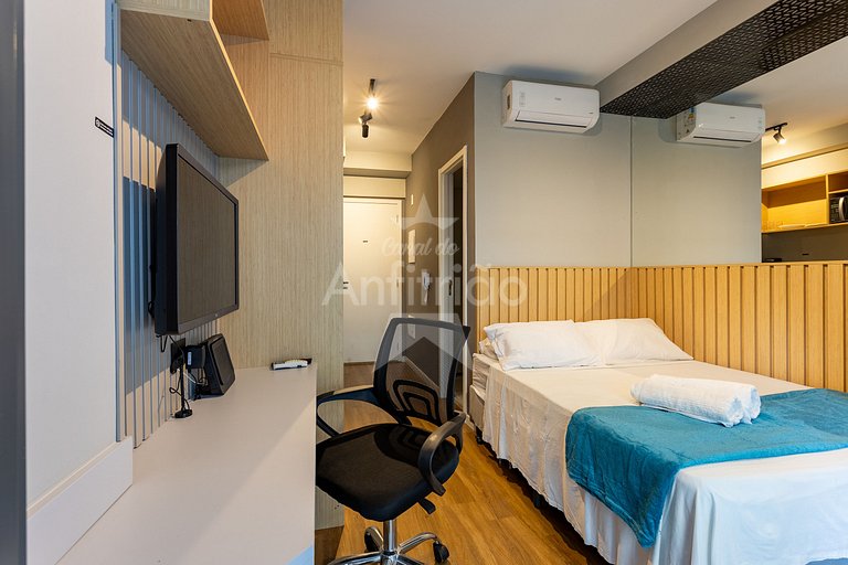 Studio na boca do metrô República com A/C