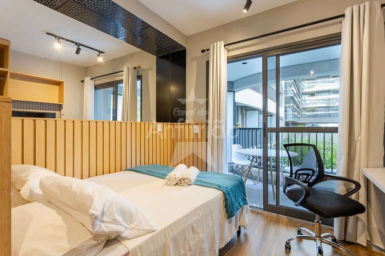 Studio na boca do metrô República com A/C