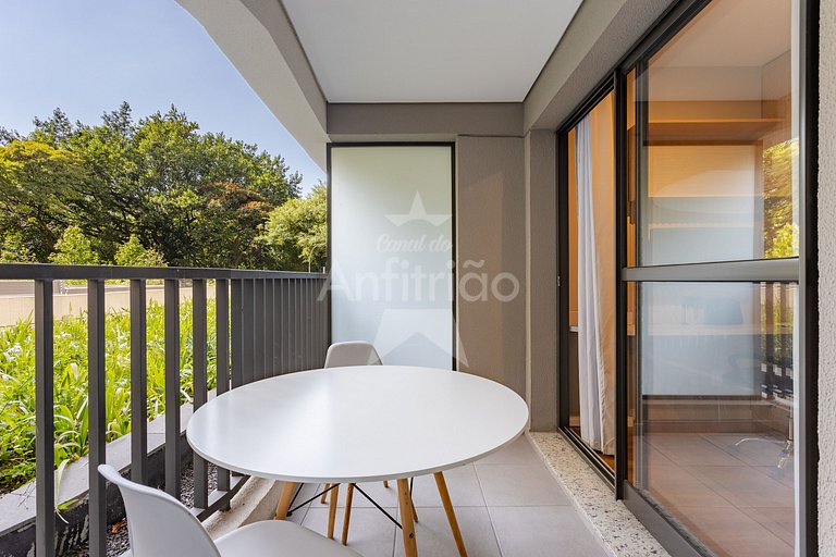 Studio na boca do metrô República com A/C