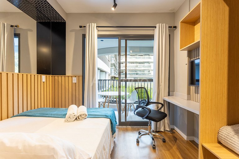 Studio na boca do metrô República com A/C