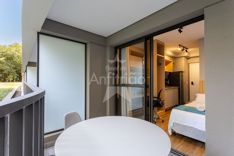 Studio na boca do metrô República com A/C