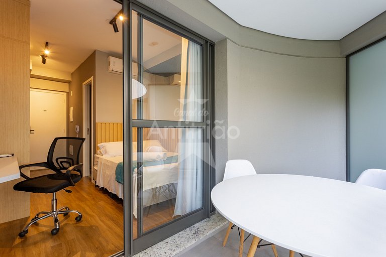 Studio na boca do metrô República com A/C