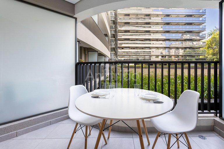 Studio na boca do metrô República com A/C