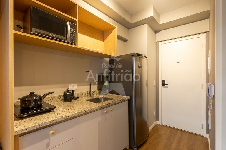 Studio na boca do metrô República com A/C