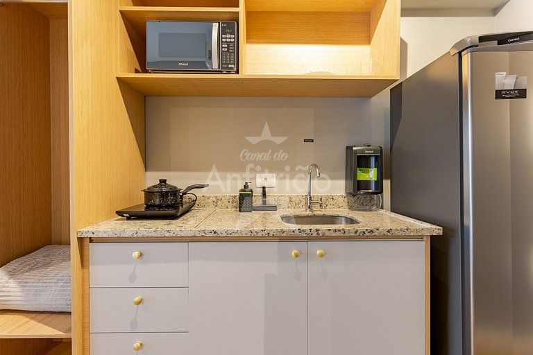 Studio na boca do metrô República com A/C