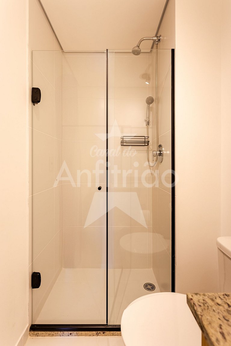 Studio na boca do metrô República com A/C