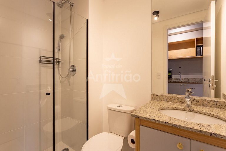 Studio na boca do metrô República com A/C