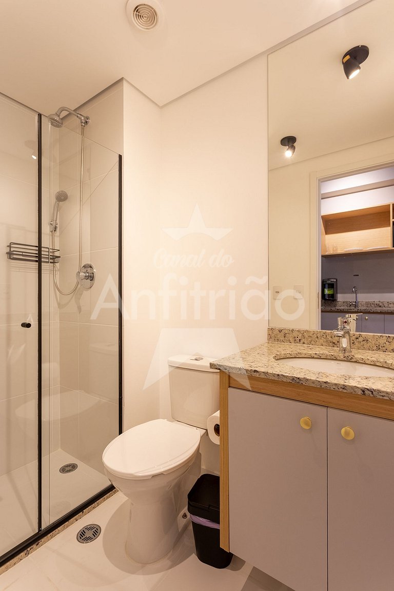 Studio na boca do metrô República com A/C