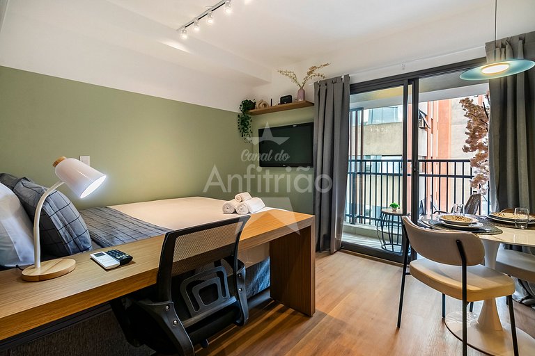 Studio 150 metros do Metrô Paraíso com ar condicionado