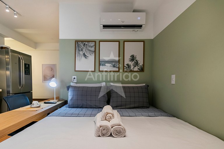 Studio 150 metros do Metrô Paraíso com ar condicionado