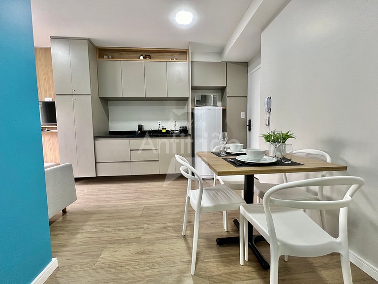 Apê azul 8º andar Allianz com ar e garagem