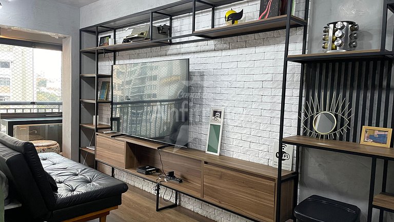 Apê de influencer com TV gigante, ar cond. + vaga