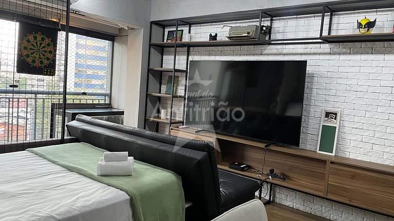 Apê de influencer com TV gigante, ar cond. + vaga