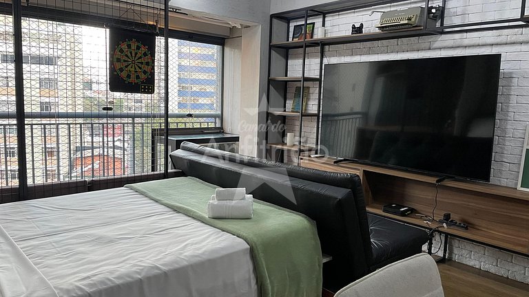 Apê de influencer com TV gigante, ar cond. + vaga
