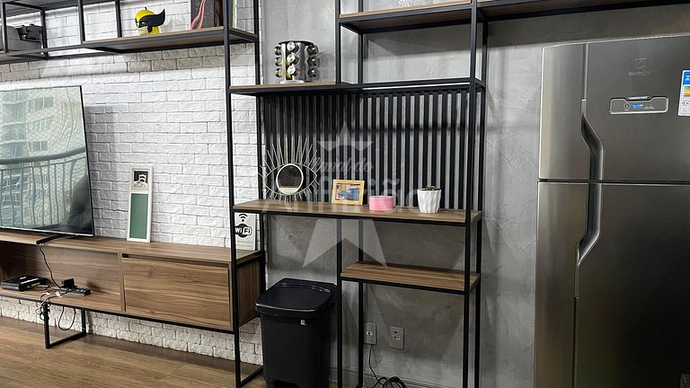 Apê de influencer com TV gigante, ar cond. + vaga