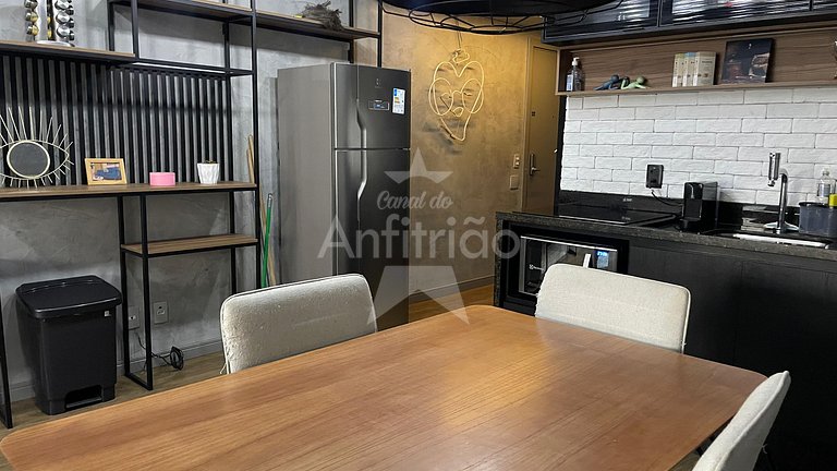 Apê de influencer com TV gigante, ar cond. + vaga