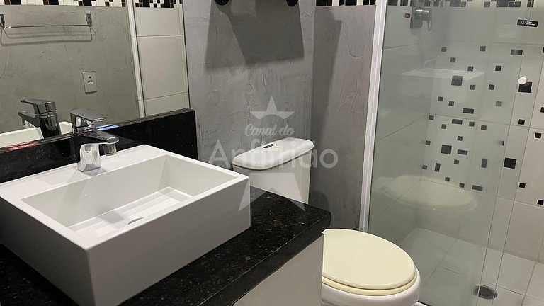 Apê de influencer com TV gigante, ar cond. + vaga