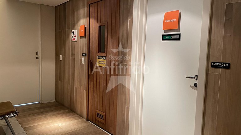 Apê de influencer com TV gigante, A/C e garagem