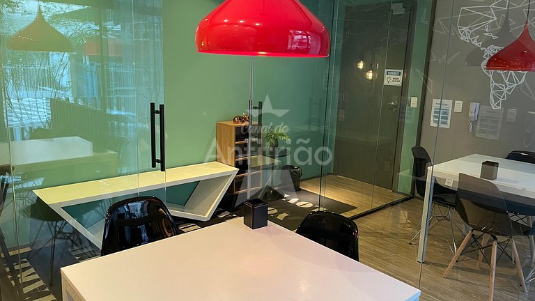 Apê de influencer com TV gigante, ar cond. + vaga