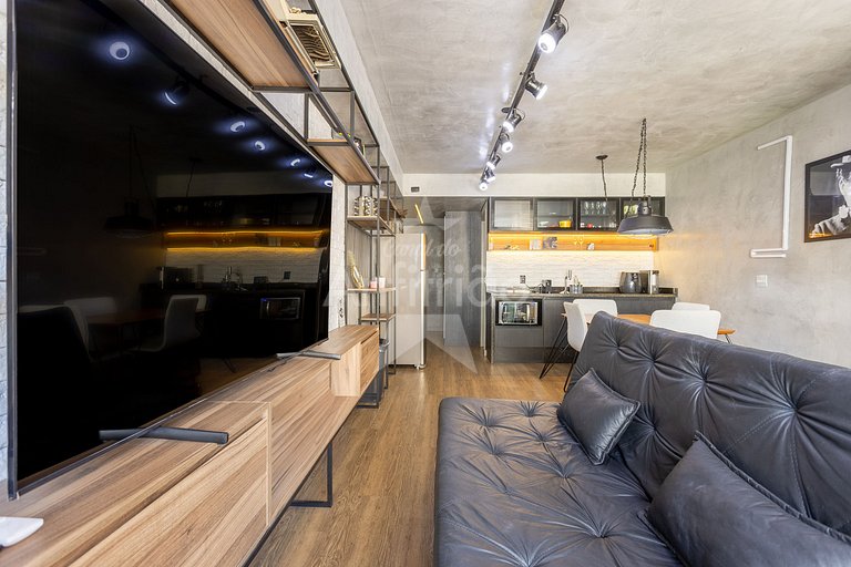 Apê de influencer com TV gigante, A/C e garagem