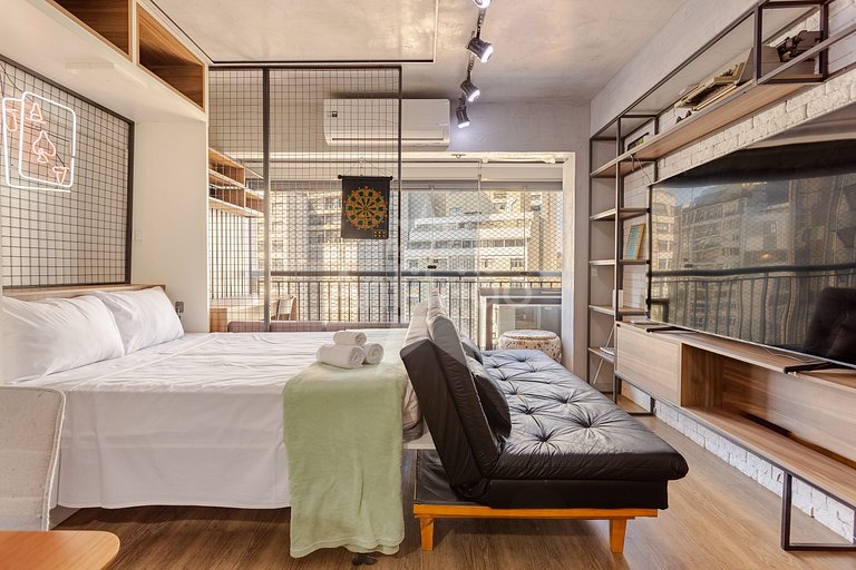 Apê de influencer com TV gigante, A/C e garagem