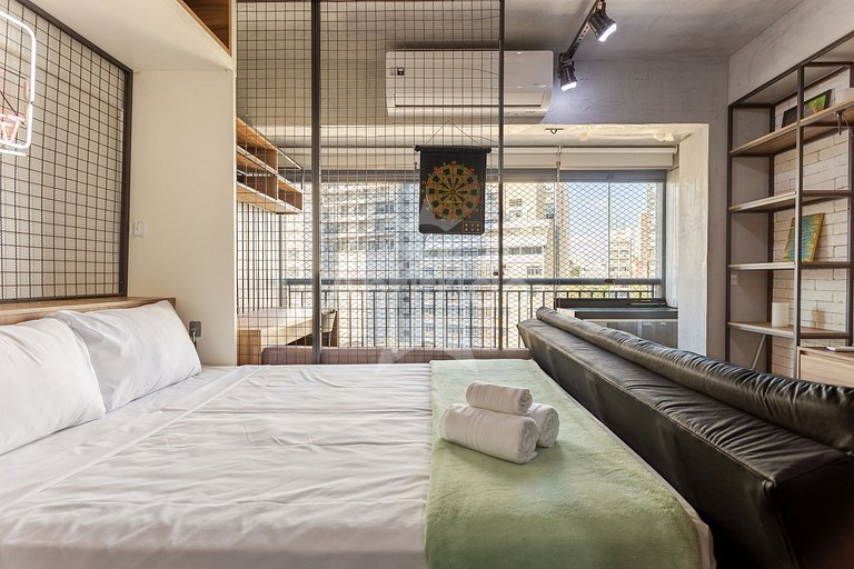 Apê de influencer com TV gigante, A/C e garagem