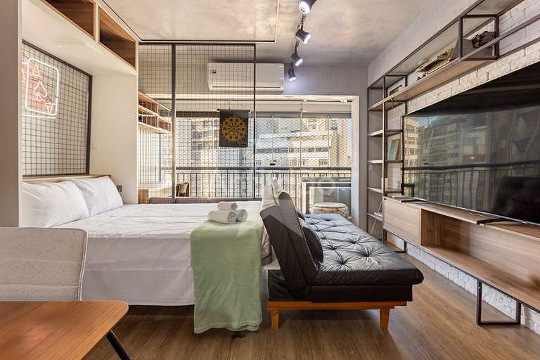 Apê de influencer com TV gigante, A/C e garagem