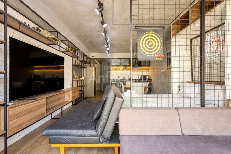 Apê de influencer com TV gigante, A/C e garagem