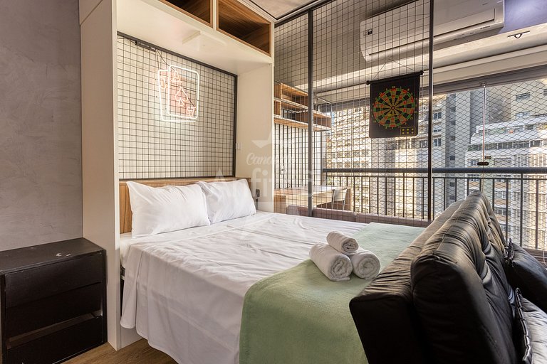 Apê de influencer com TV gigante, A/C e garagem