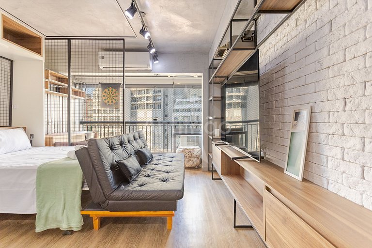 Apê de influencer com TV gigante, A/C e garagem