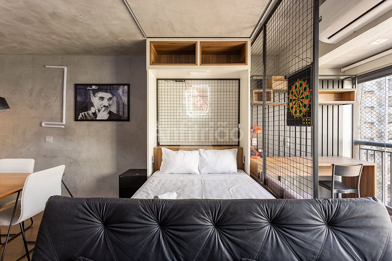 Apê de influencer com TV gigante, A/C e garagem