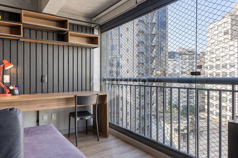 Apê de influencer com TV gigante, A/C e garagem