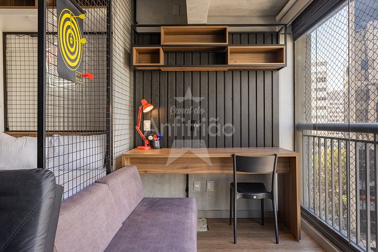 Apê de influencer com TV gigante, A/C e garagem