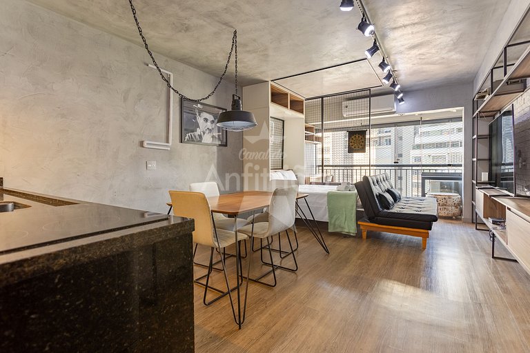 Apê de influencer com TV gigante, A/C e garagem