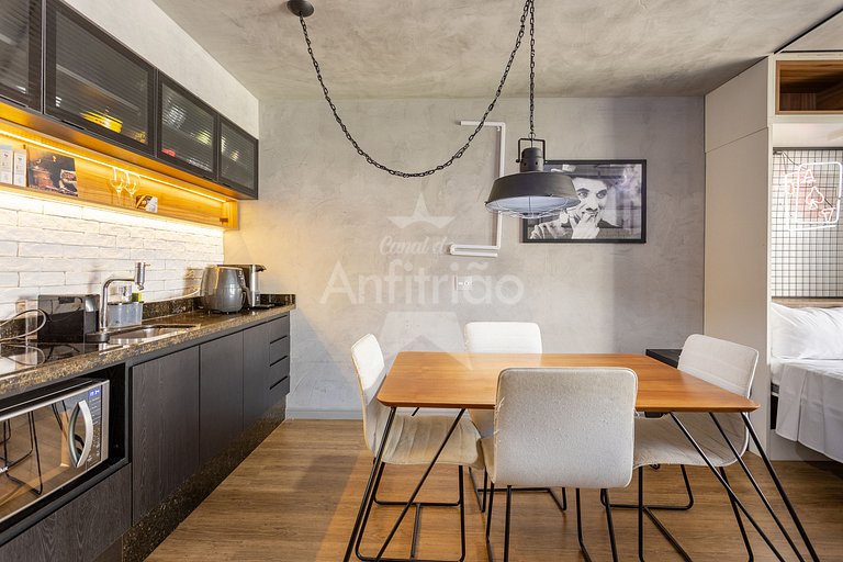 Apê de influencer com TV gigante, A/C, vaga em 6x