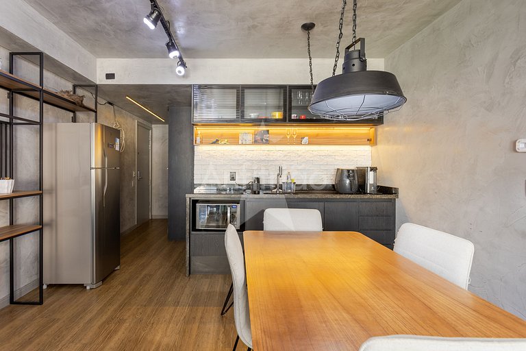 Apê de influencer com TV gigante, A/C e garagem